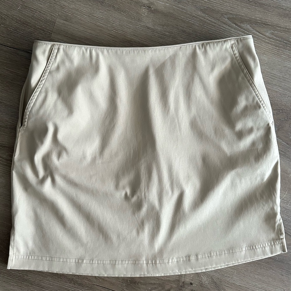 Vineyard Vines Tennis Golf Skort Size 4 Tan